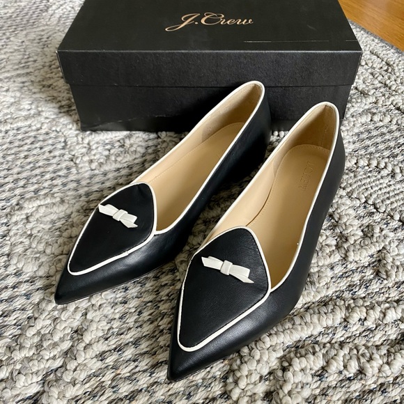 J Crew Two Color Loafer
Size 7
Color Black with white trim